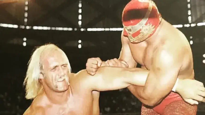 Canek displaying his physical supremacy over Hulk Hogan