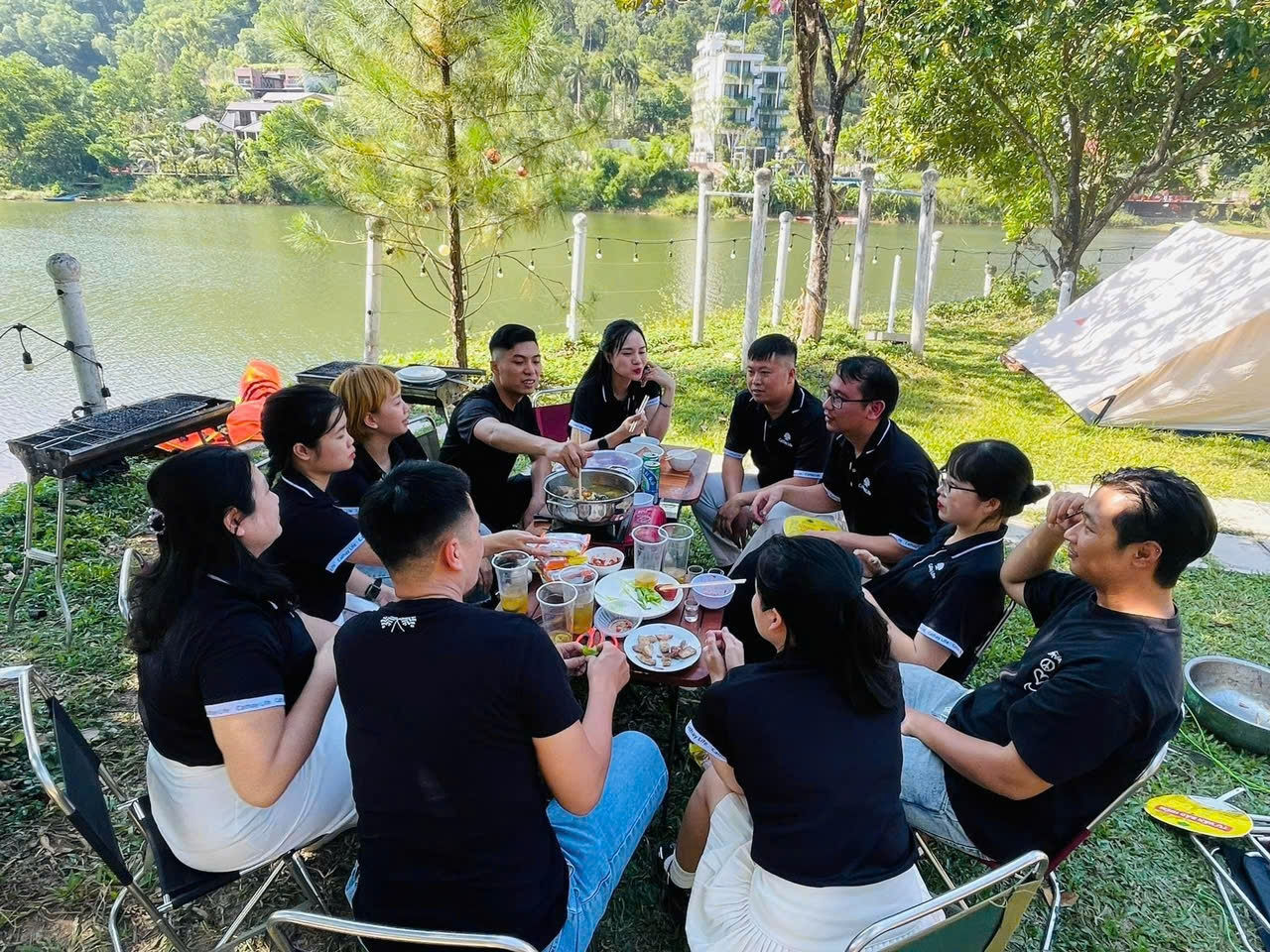 Kết hợp Team Building và cắm trại giúp chuyến đi có thêm nhiều trải nghiệm thú vị.