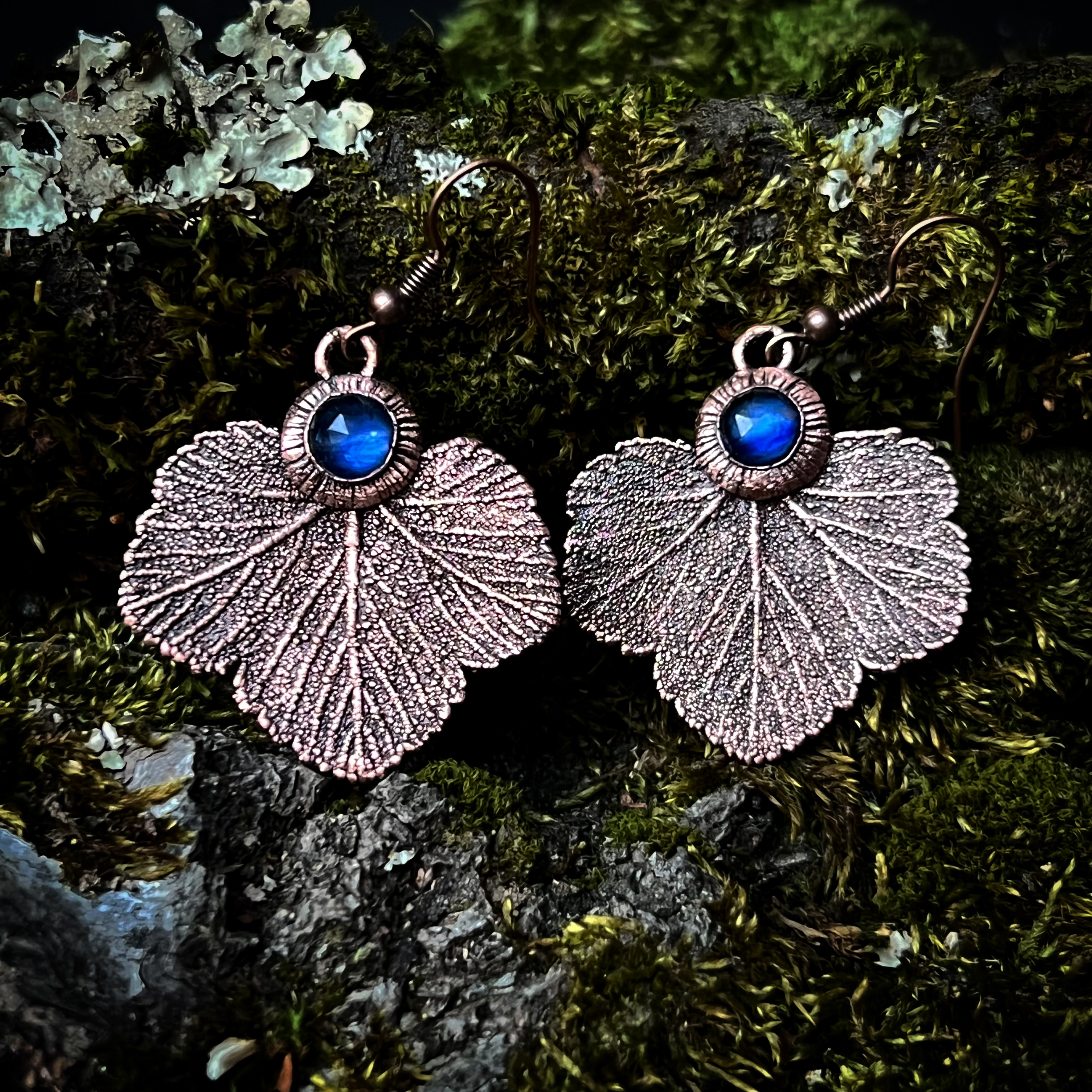 Blut-Johannisbeer Ohrringe | Kyanit verkupfert