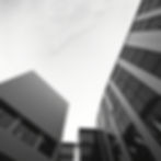 immeuble de bureaux, noir et blanc, vue d'en bas, gratte ciel style épuré, fin et contemporain.jpg