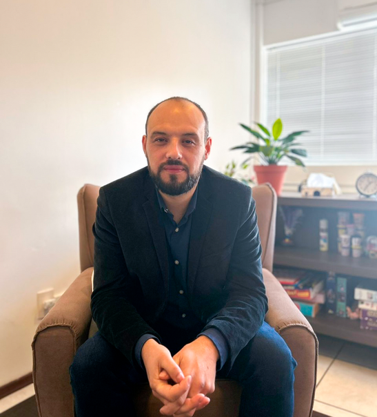 Jonathan Rodrigues, psicólogo. Atendimento online e presencial, promovendo compreensão e apoio.