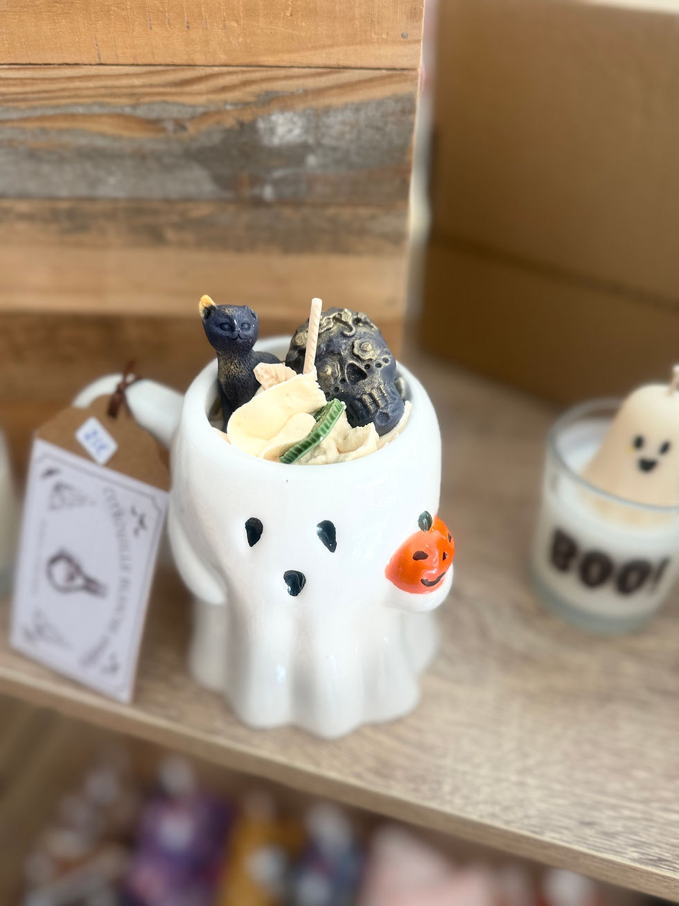Bougie l'esprit d'automne au parfum Citrouille blanche ambrée, décorée d’un chat noir.