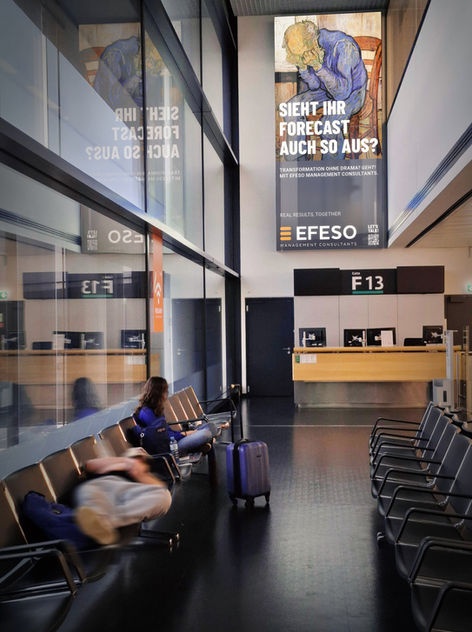EFESO-Werbung "Van Gogh an der Schwelle zur Ewigkeit" Plakat in Wien Flughafen Gate F13