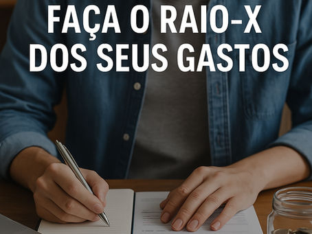 rapaz sentado a mesa calculando os gastos e controlando o orçamento