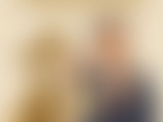 Homem com saco de dinheiro em mãos fazendo o sinal de silêncio para propina que está recebendo
