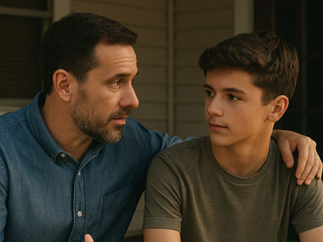 Pai e filho conversando sob a varanda da casa