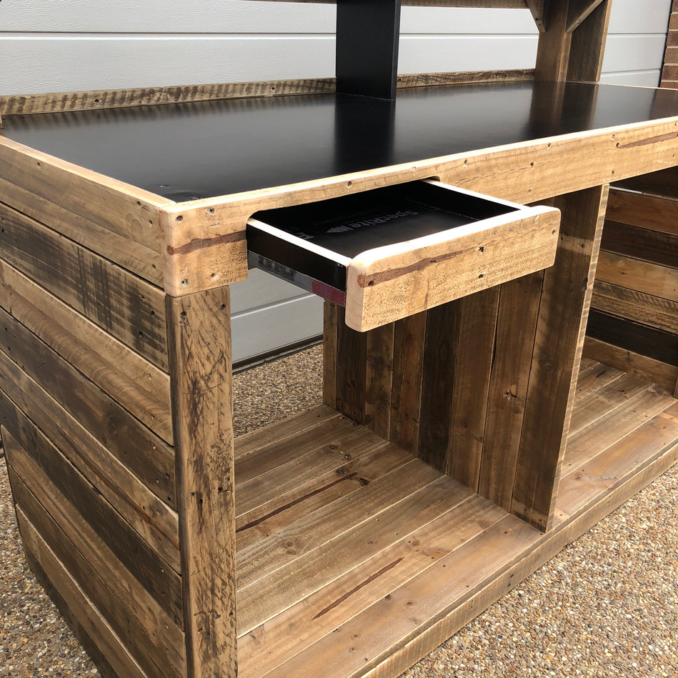Upcycle Pallet Workbench