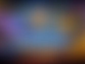 Horisontaalne illustratsioon Reactoonz sloti teemal: värvilised tulnukad 7×7 ruudustikus, kosmiline taust ja kasiino stiilis mündid.