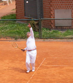 Our friend Dirk Maebert with the perfect service technique of Gottfried von Cramm.