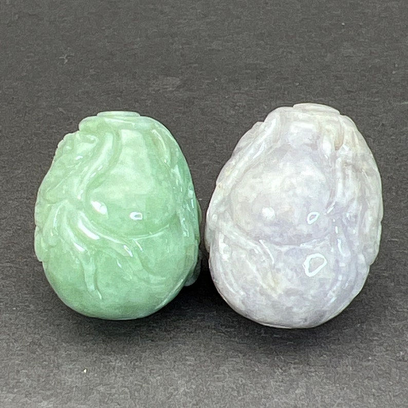 Jade bead: one(1) hand carved natural color jadeite bead of gourd, lavender