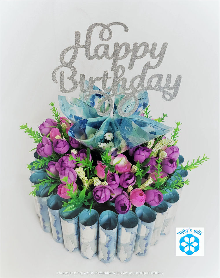 Bouquet d'argent anniversaire avec billets bleus, fleurs decoratives roses et message Happy Birthday, idee cadeau originale.