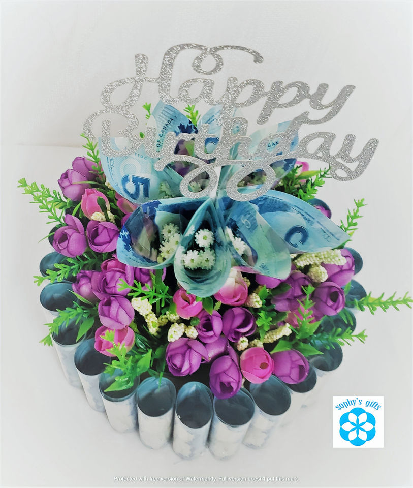 Bouquet d'argent anniversaire avec billets bleus, fleurs decoratives roses et message Happy Birthday, idee cadeau originale.