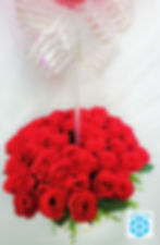 Arrangement floral de roses rouges avec ballon coeur geant rouge pour Saint-Valentin ou anniversaire