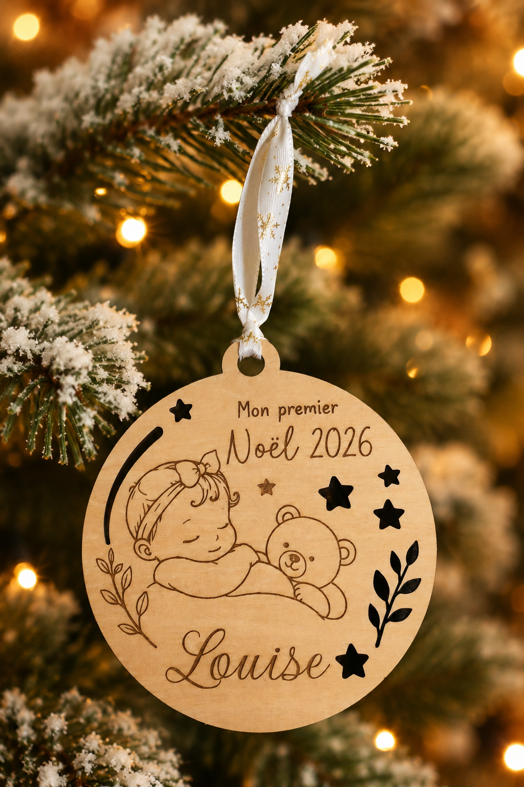 Suspension Mon Premier Noël personnalisée en bois, modèle présenté dans un sapin