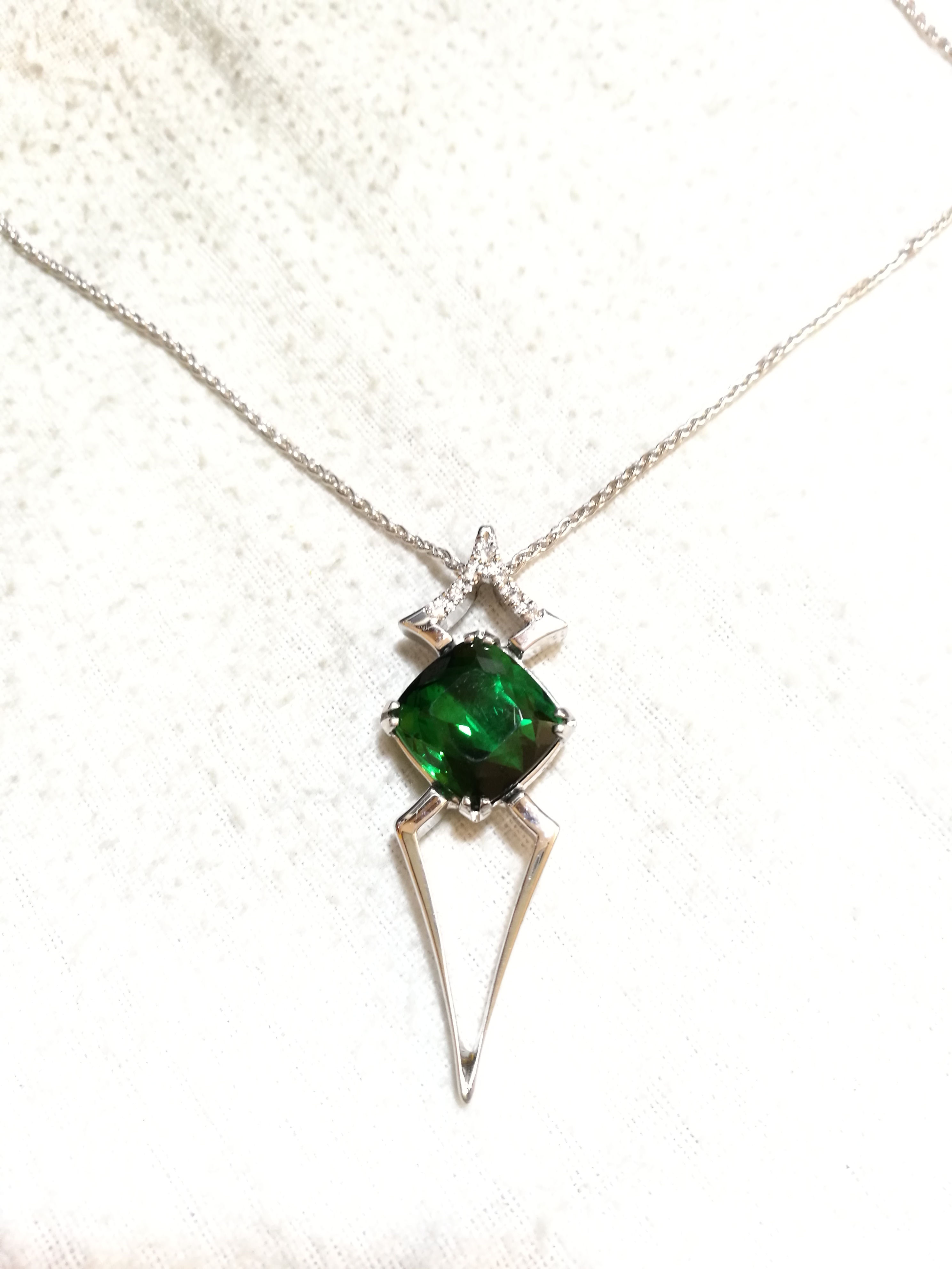 Ciondolo in oro bianco, tormalina verde e diamanti