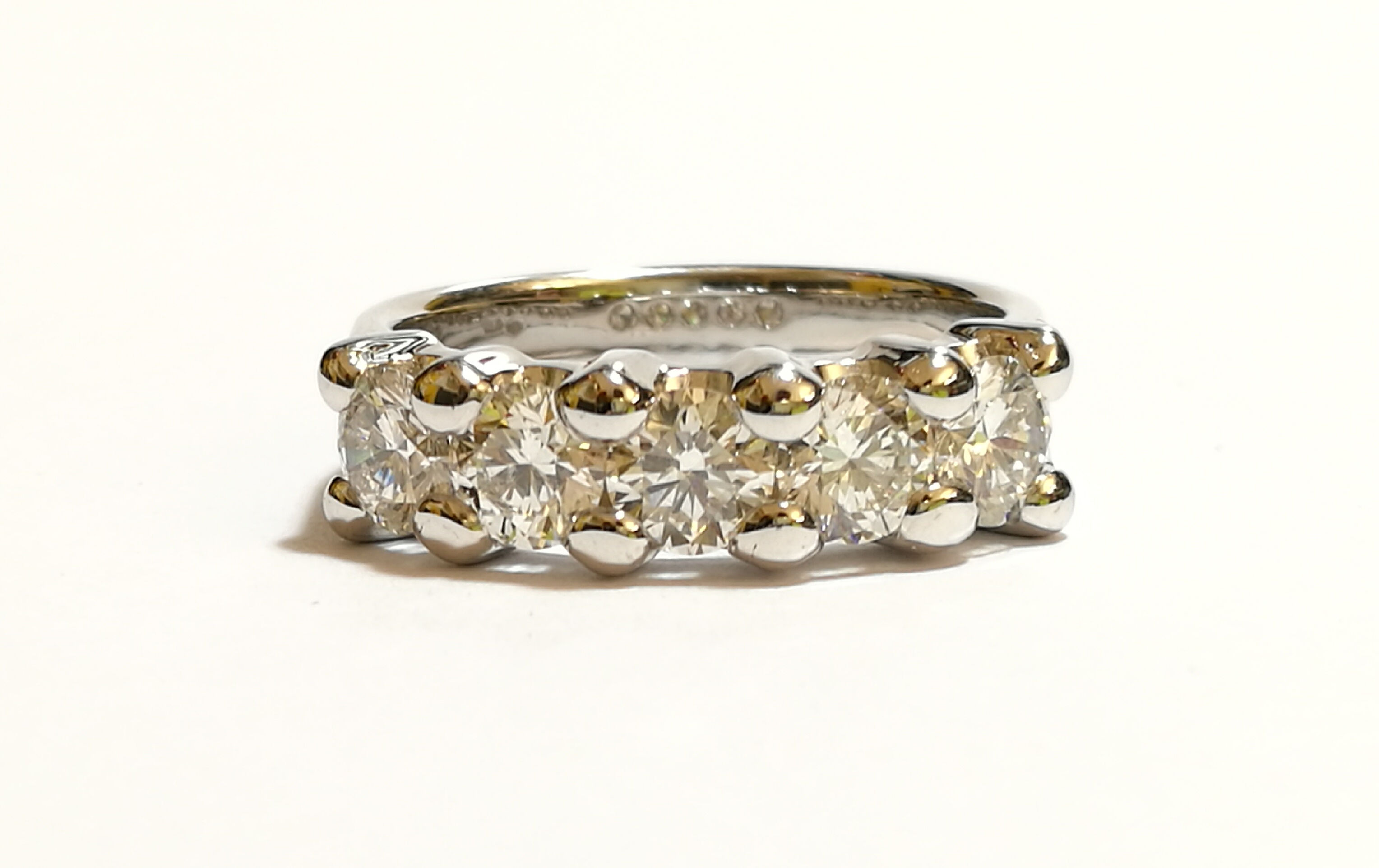 Riviere in oro bianco e diamanti.