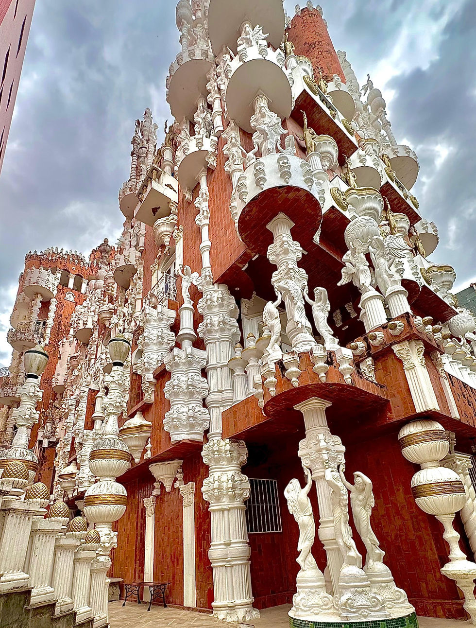 Detalhe da arquitetura histórica do Castelo dos Torres