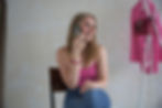 Amanda Burch ist am Handy und strahlt