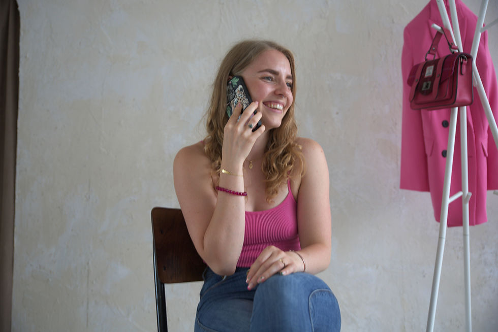 Amanda Burch ist am Handy und strahlt