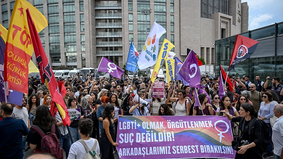 Manifestation en Turquie : banderole « Être LGBTI+ et s'organiser n'est pas un crime » et drapeaux arc-en-ciel