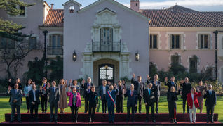 Fotografía Oficial en Cerro Castillo encabezada por el Presidente de la República Gabriel Boric Font junto a su gabinete de ministros y ministras, en el marco de la Cuenta Pública 2024.