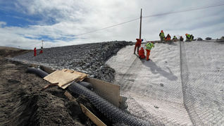 Con sistema de ingeniería inédito en Chile, implementan enrocado para 
evitar erosión por el oleaje en sector de Punta Piedra
