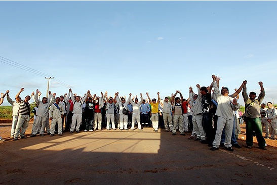 Trabalhadores reunidos em piquete que deu início à greve na obra da usina de Belo Monte, no Pará
