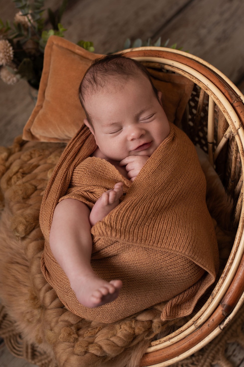 Babyboy in weichen Wrap gepuckt - Babyfotografie Dormagen