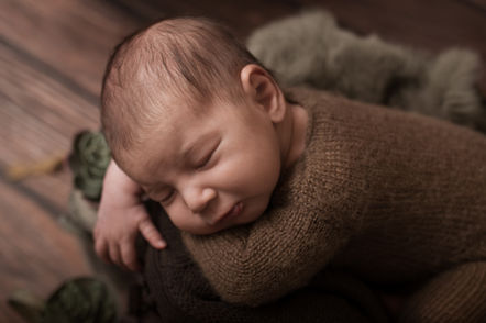 Neugeborenenfotografie Dormagen - Baby schläft friedlich auf weicher Decke
