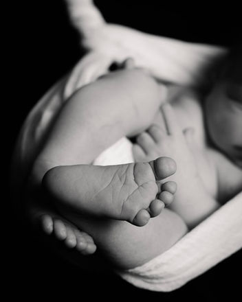 Babyfotos in Dormagen - zarte Babyfüße - schwarz weiß Fotografie
