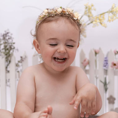 fröhliche Kinderfotografie in Dormagen - Baby lacht beim Baden nach dem Cake Smash Shooting - Babyfotograf Dormagen