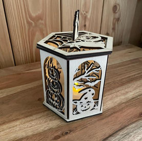 Laterne aus Birkenholz mit Halloween Motive 15cm und 10 cm breit. Ideal für LED Teelichter.