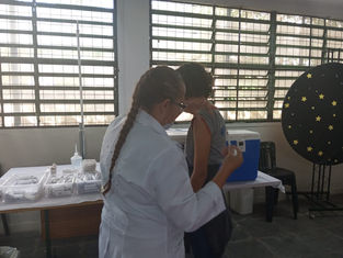 Prefeitura vacina 43 alunos contra a dengue na E.E Professor Waldemar da Silva Rigotto
