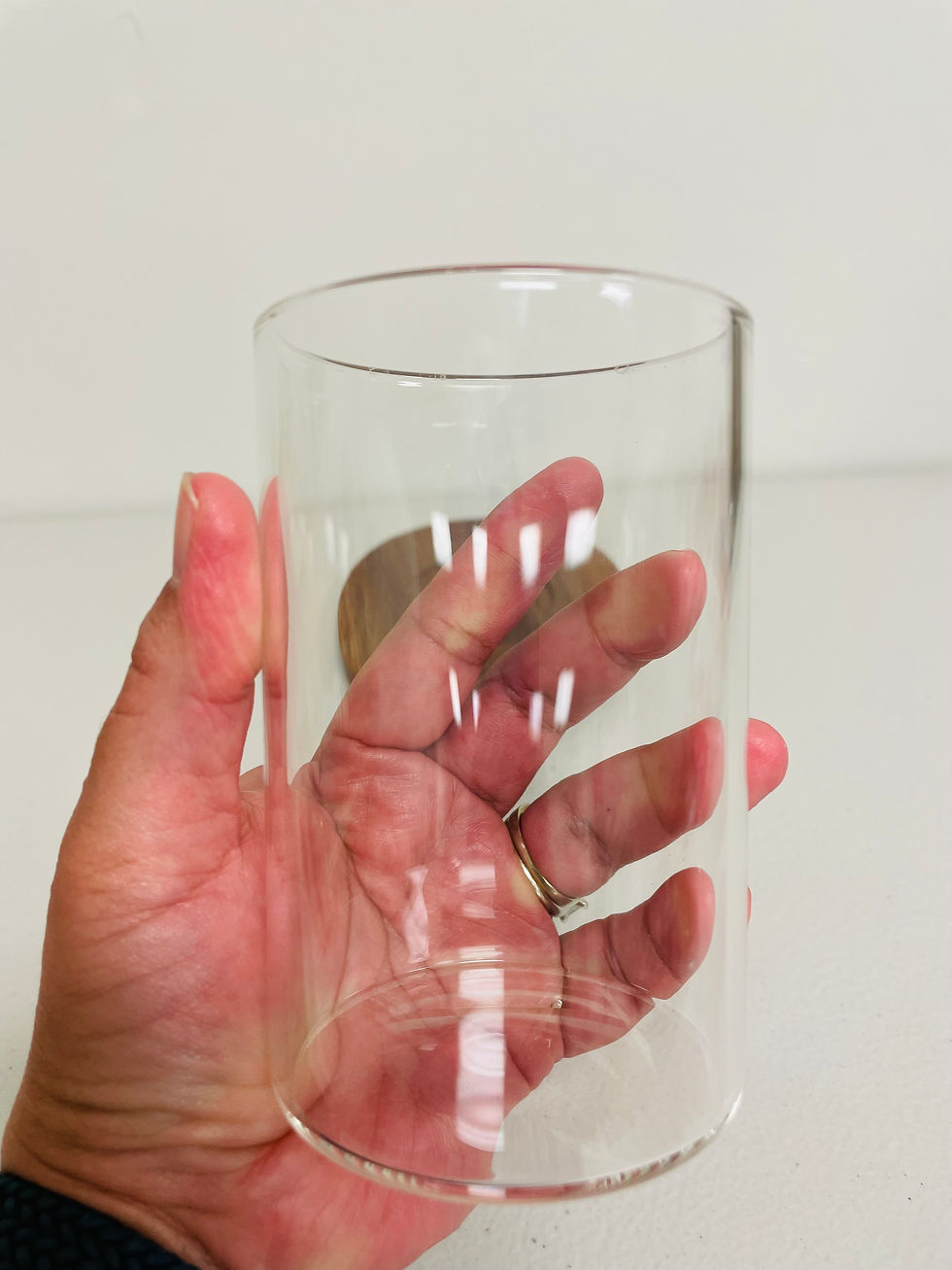 Thumbnail: Picture of the hand holding the cylinder vase.