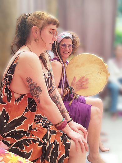 Estelle Moutarde et Hedwige Martin guidant au tambour chamanique un recouvrement d'âme lors de la retraite Femmes sauvages 2025