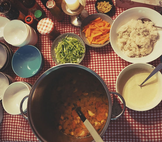 Bols, marmite de bouillon et condiments - Repas servi lors de la retraite Femmes Sauvages 2025 par Estelle & Gaston Moutarde