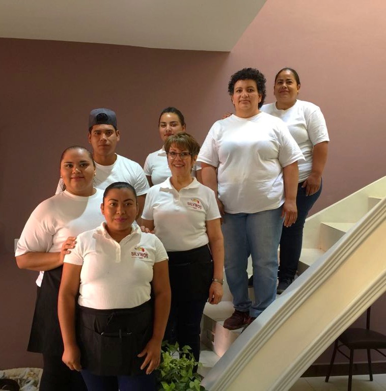 Equipo de trabajo en la escalera