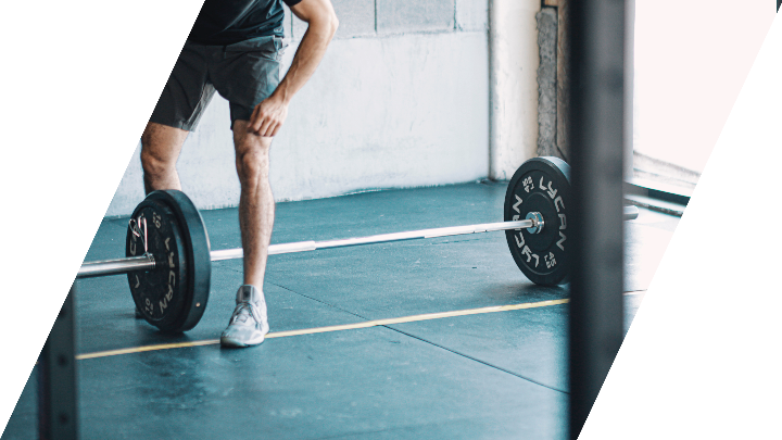 homme devant haltères dans le gym sablon