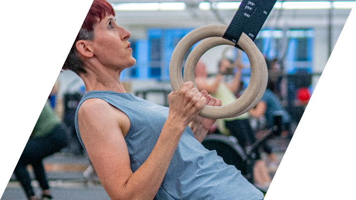 Femme performant un exercice sur anneaux de crosstraining au Gym sablon