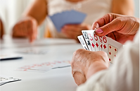 deux personnes jouant à un jeu de société
