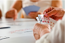 deux personnes jouant à un jeu de société