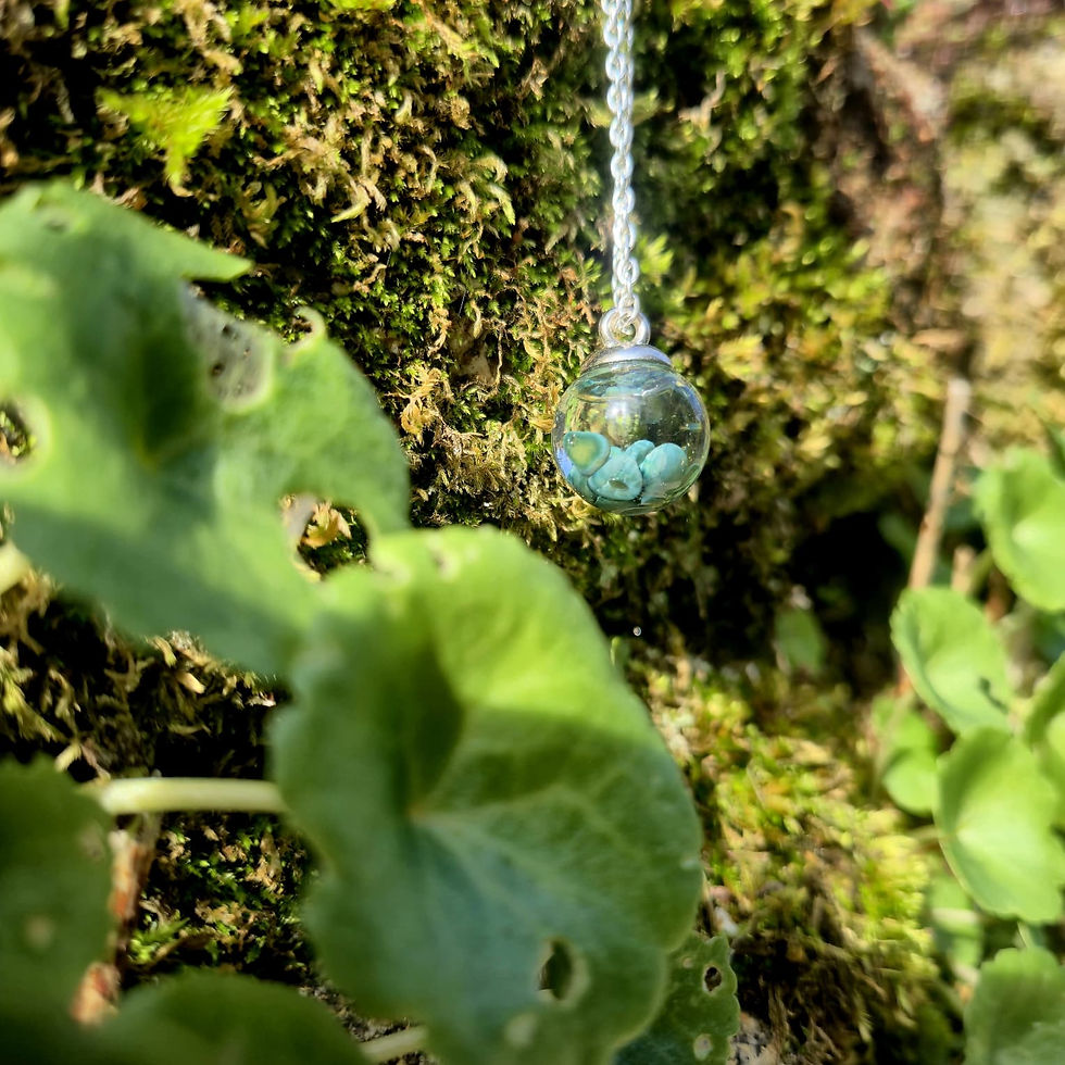 Miniature : Pendentif “Gota da Brétema” – Résine artisanale & pierres naturelles