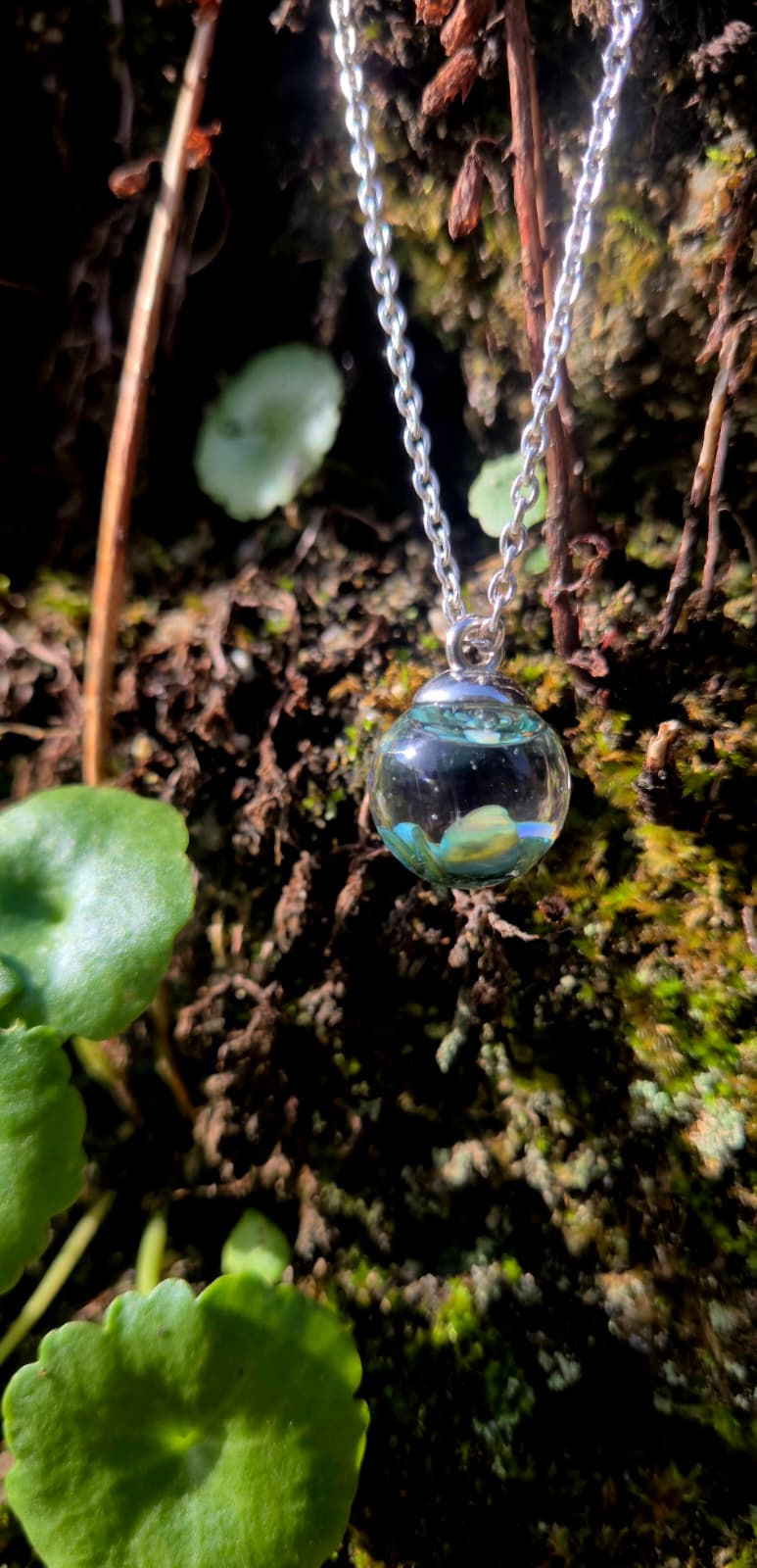 Miniature : Pendentif “Gota da Brétema” – Résine artisanale & pierres naturelles