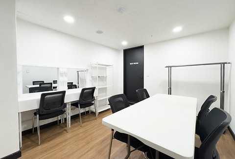 make_up_room