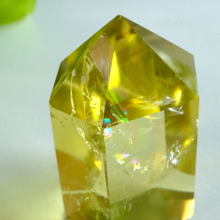 透明で輝くジェダイトの原石。光を浴びて輝く、美しい黄色のジェダイト。