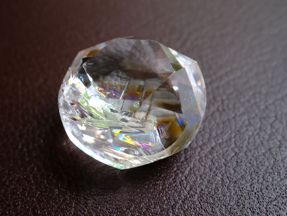 透明なカットストーン ジェダイト/トルマリン/ローズクォーツ が輝く クローズアップ ヒーリングサロンアース