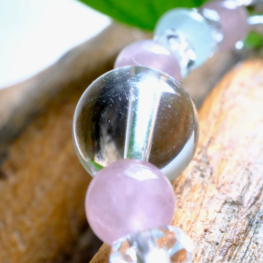 ジェダイト/トルマリン/ローズクォーツ ブレスレット ジェダイト/トルマリン/ローズクォーツ と木目の背景 ヒーリングサロンアース