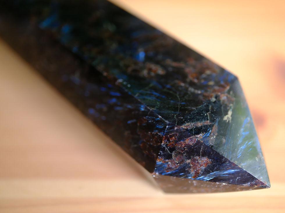 青と黒のクリスタル原石、美しい模様。ヒーリングサロンアースで販売されています。