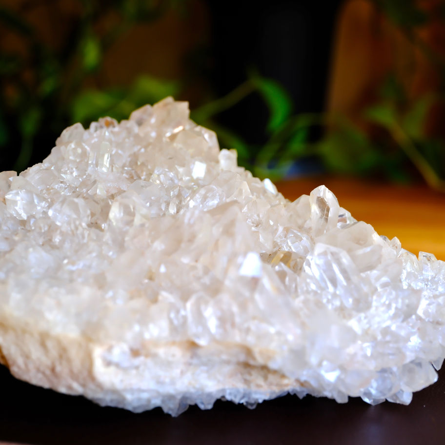 白い結晶石のクローズアップ 写真少ない 植物の背景にある光沢のある岩 ヒーリングサロンアース
