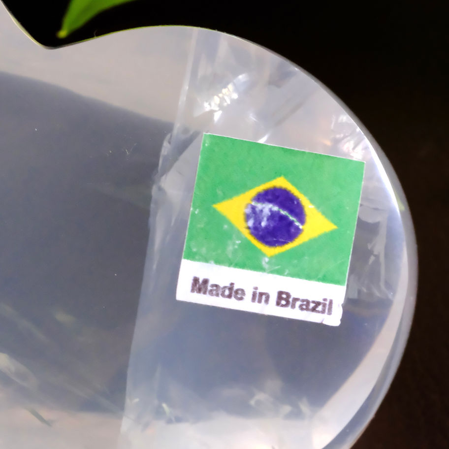 ブラジルの国旗と「Made in Brazil」の文字、製品の一部。背景は暗い。